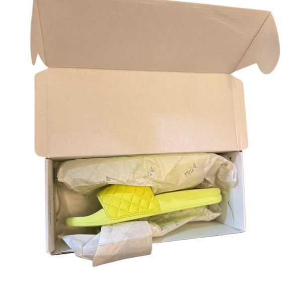 APL Lusso Slide in Bright Citrus Men’s Size 7/ Women’s 5.5 Unisex Sandal - Picture 8 of 9